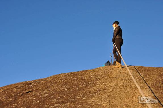 Um cabo de aço nos ajudar a subir um rochedo para assistir o nascer-do-sol na região do Castelo do Açu,  Parque Nacional da Serra dos Órgãos, no Rio de Janeiro